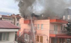 Yaşlı adam alevlerin arasında çıkarıldı