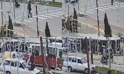 Yaya geçidinden geçerken otomobil çarptı: O anlar kamerada