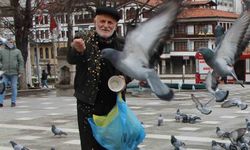 'Yemci Dede' 20 yıldır sokaklardaki güvercinleri beslemeden kahvaltı yapmıyor
