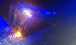 Yoğun kar yağışta kayan tır devrildi, sürücü yaralandı