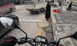 Yoğun trafikte karşıya geçemeyen yaşlı kadının imdadına duyarlı sürücü yetişti