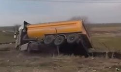 Yol kenarına devrilen kamyonun sürücüsü yaralandı