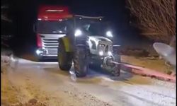 Yolda kalan tır, konvoy halinde çekilerek kurtarıldı