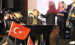 Yücel Arzen Hacıoğulları Amasya'da öğrencilerle sahne aldı