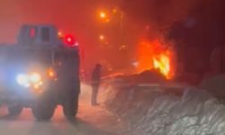 Yüksekova'da çıkan yangın aileyi evsiz bıraktı