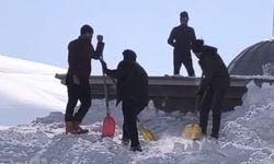 Yüksekova'da kar altında kalan cami ve evler imece usulü temizlendi