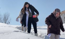 Yüksekova'da sağlık ordusu zorlu coğrafyaya meydan okuyor: 1,5 metrelik karı aşarak vatandaşlara şifa dağıttılar