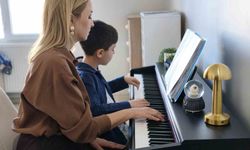 3 buçuk yaşında piyano çalmaya başladı, 8 yaşında satrançta 3 şampiyonluk yaşadı