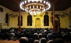 700 yıllık camide ilk teravih namazı kılındı
