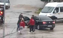 Adana'da bir kadının karıştığı sopalı kavga görüntülendi