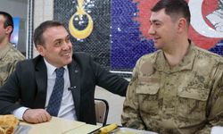 Ailesiyle görüntülü konuşan Mehmetçik duygu dolu anlar yaşadı