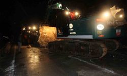 Amasya'da dağdan kopan dev kayalar yola düştü