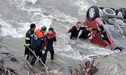 Amasya'da otomobil köprüden Yeşilırmak Nehri'ne uçtu: Anne-kızı ekipler kurtardı