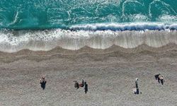 Antalya'da bir gün arayla iki mevsim: Dün sağanak ve fırtına, bugün deniz keyfi