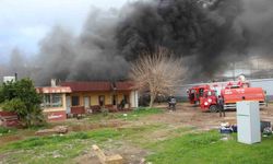 Antalya'da ekmek fırını olarak kullanılan müstakil yapı alev alev yandı