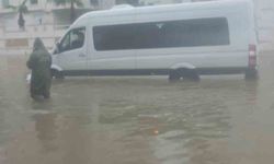 Antalya'da sağanak etkili oldu,araçlar yollarda ilerlemekte zorlandı