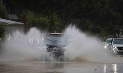 Antalya'da şiddetli yağış hayatı olumsuz etkiledi