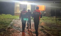 Aracı akıntıya kapılan vatandaş son anda kurtuldu