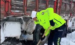 Ardahan'da karda mahsur kalanlara polis desteği