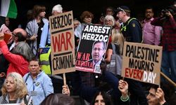 Avustralya polisinden namaz kılan Filistin yanlısı protestoculara sert müdahale