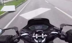 Bandırma'da seyir halindeki kamyonetten alçıpanlar yola savruldu