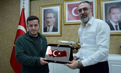 Başkan Erol, Türk Bayrağı'nı yerde bırakmayan kuryeyi ödüllendirdi