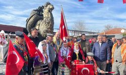 Başkan Zencirci'den devesiyle ünlü Turanlar'a deve heykeli