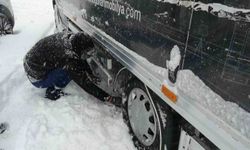 Bayburt'ta yoğun kar yağışı: Araçlar yolda kaldı