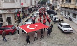 Bayındır'da öğrencilerden bayrak yürüyüşü