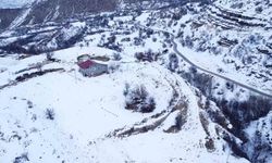 Beyaza bürünen 2 bin rakımdaki mahalleler havadan görüntülendi