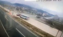 Bolu'da minibüsle çarpışan otomobilin sürücüsü yaralandı: Kaza anı kamerada