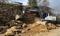 Bozdoğan'da yağmur nedeniyle göçen duvara belediyeden müdahale