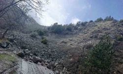 Buldan'da toprak kayması nedeniyle bir mahalle yolu ulaşıma kapandı