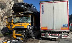 Burdur'da iki tır kafa kafaya çarpıştı: 1'i ağır 2 yaralı