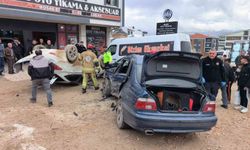 Bursa'da ehliyetsiz sürücü, park halindeki araçlara çarptı: 8 öğrenci yaralandı