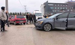 Bursa'da otomobiller çarpıştı: 1 yaralı