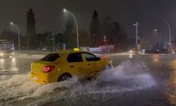 Bursa'da sağanak sonrası rögarlar taştı, cadde göle döndü
