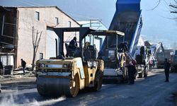 Büyükşehir kendi asfaltını yollarda kullanmaya başladı