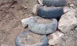 Camiye ulaşmak için araba lastiğinden merdiven yaptılar