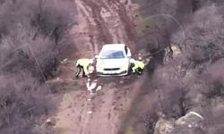 Çamura saplanan sürücünün imdadına polisler yetişti