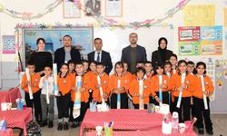 Çatak'ta öğrencilere dünya ve Türkiye haritaları dağıtıldı