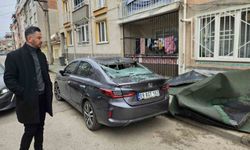 Çatı, lodosla birlikte otomobilin üzerine uçtu