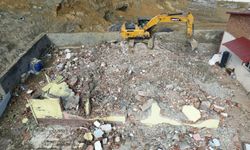 Çelikhan'da hasarlı binaların yıkımı sürüyor