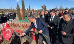 CHP Genel Başkanı Özgür Özel deprem şehitliğini ziyaret etti