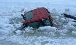 Çıldır Gölü yüzeyindeki buz kırıldı, traktör sulara gömüldü