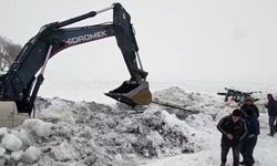 Çıldır Gölü'ne gömülen iş makinası çıkarıldı