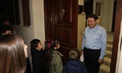 Çocuklar Vali Işın'a 'Küpecik' yaptı