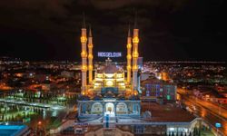 Çorum'da vatandaşlar ilk teravih için Akşemseddin Camii'ne akın etti