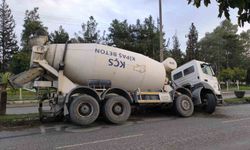 Çukura düşen beton mikseri devrilmeye ramak kala durdu