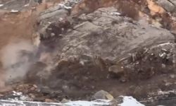 Çukurca kara yolunda kaya düşmesi kamerada